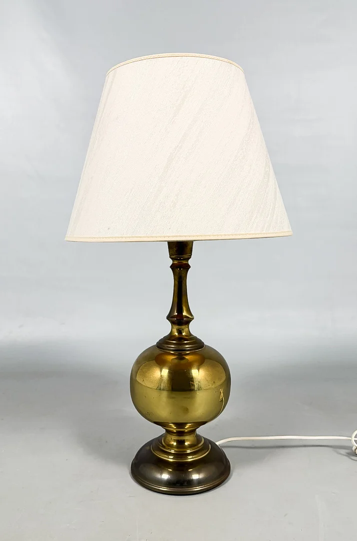 UNO DAHLEN. BORDSLAMPA, gulmetall, "Aneta", Växjö. — Table Lamps — Auktionshuset STO Bohuslän