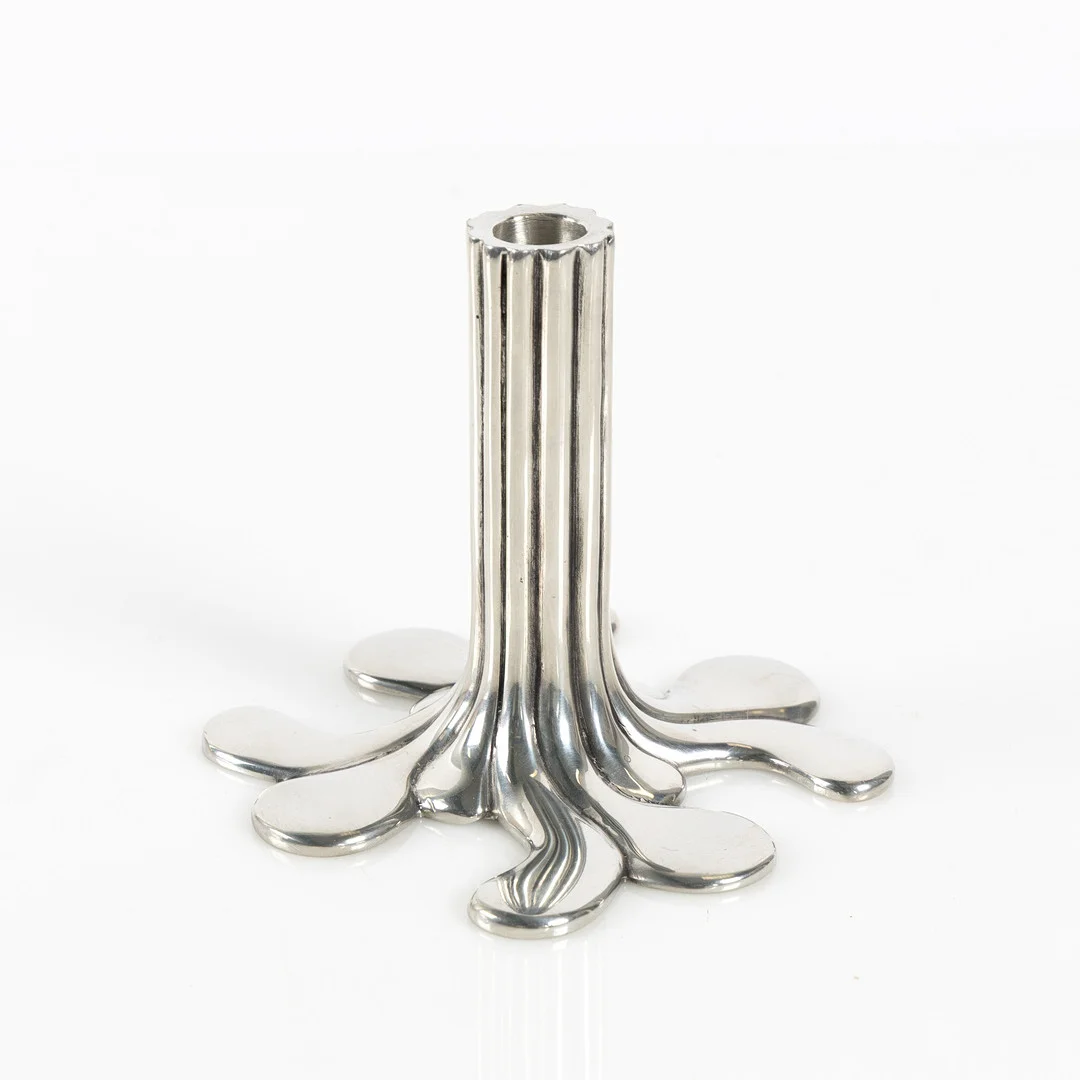 SISSI WESTERBERG. Ljusstake, Firma Svenskt Tenn, "Flow", 2025, formgivningsår 2004, tenn. — Candlesticks — Stockholms Auktionsverk Helsingborg