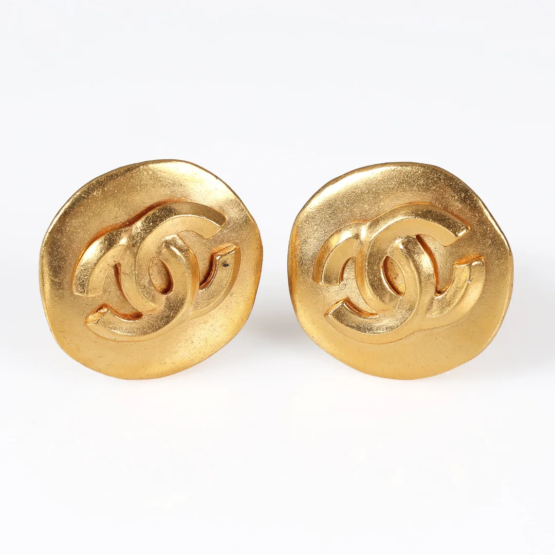 Chanel ear clip, Ø25 mm. 1996 (2) — Jewellery/Earrings — Lauritz