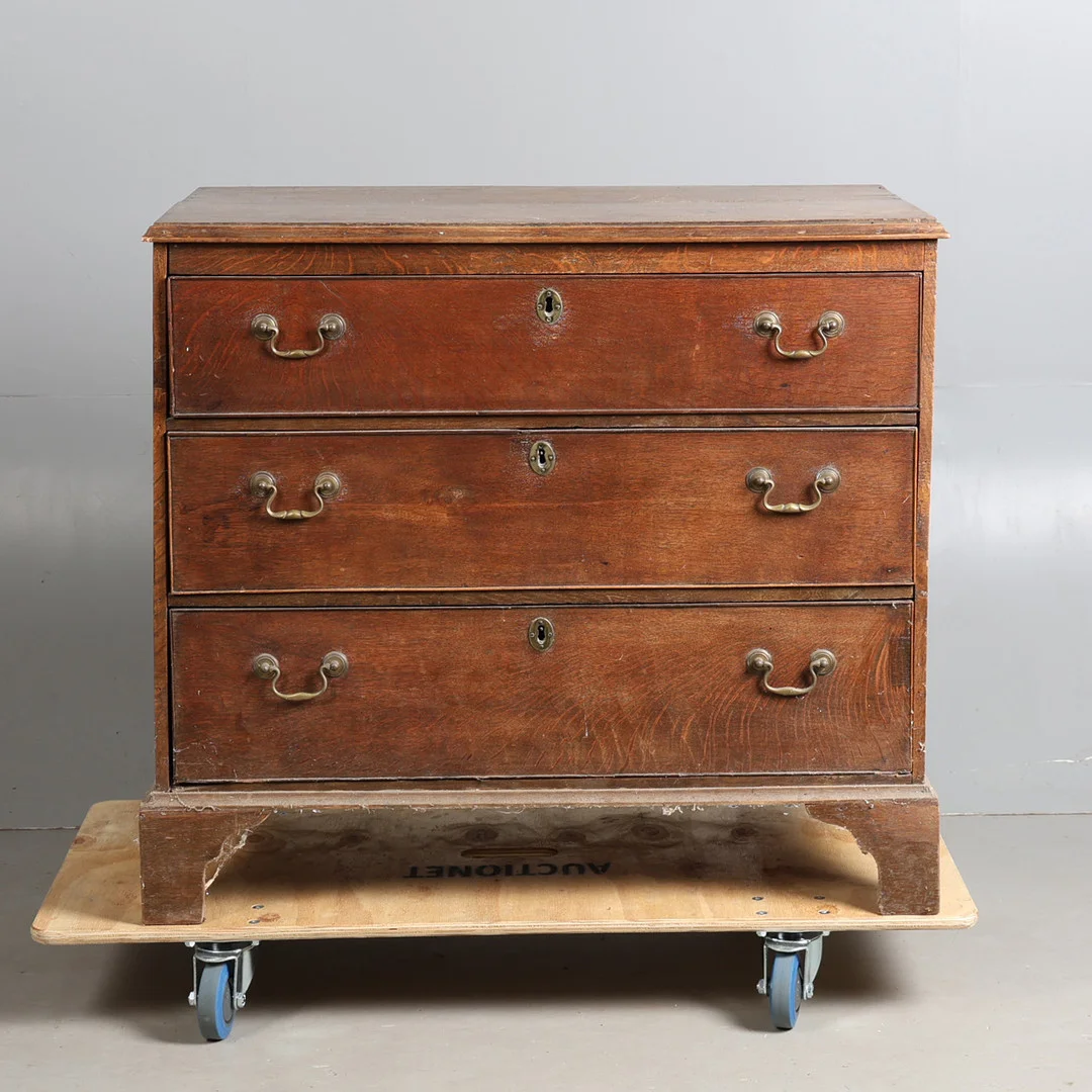 A GEORGE III OAK CHEST OF DRAWERS, CIRCA 1780-1800. — Chests of drawers — Bishop & Miller