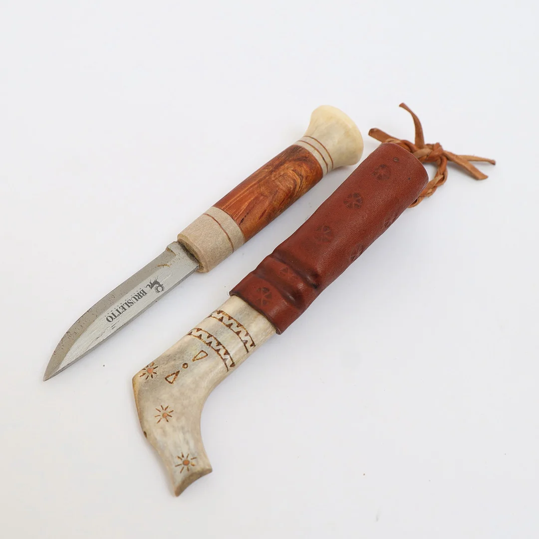 KNIV MED SLIDA, brusletto, Norge, handtag av horn och trä, blad av stål. Slida av horn och läder. Signerad P.U.W. — Edged weapons — Falun Auktionsbyrå