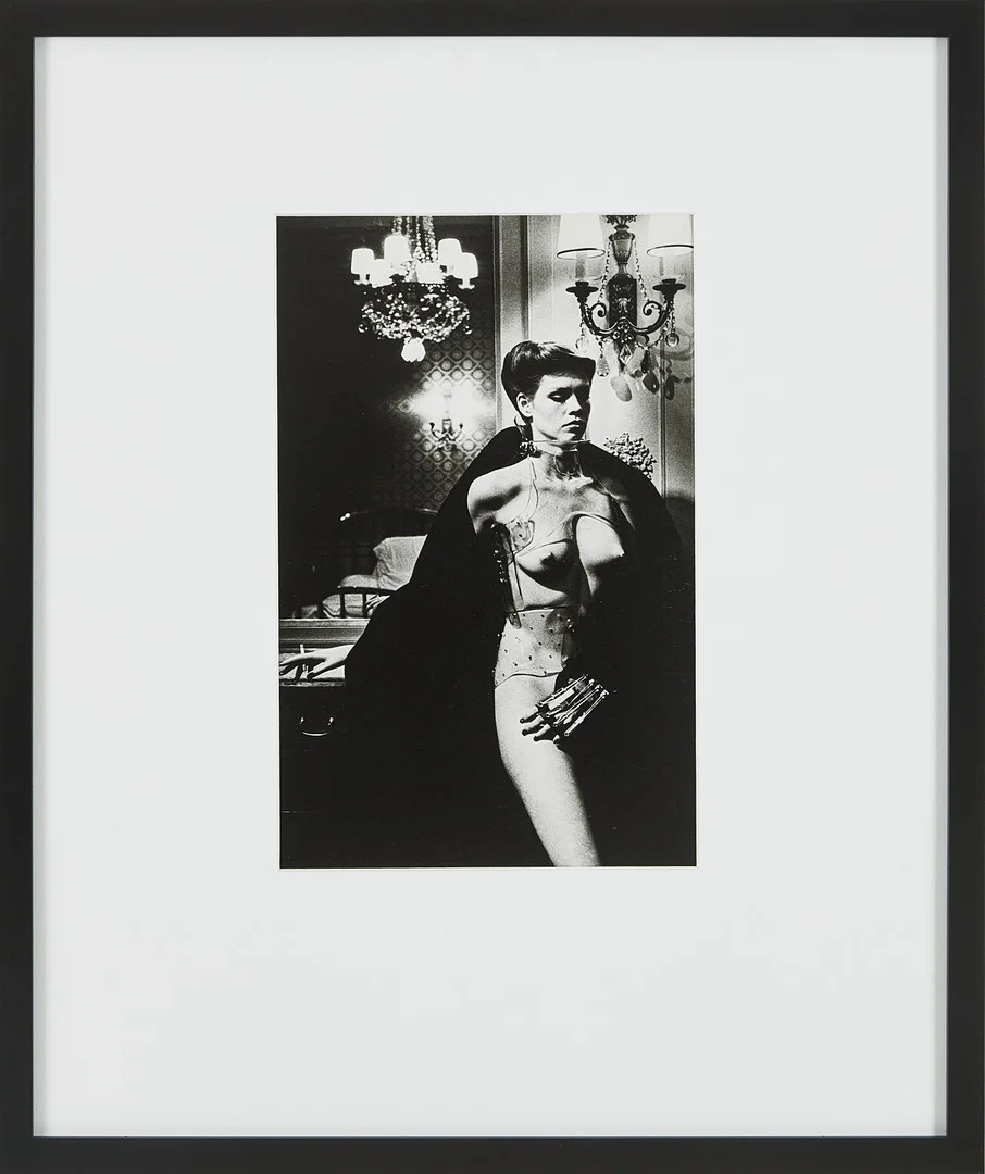HELMUT NEWTON. Efter, "Jane Kirby, Avenue Kleber, Paris 1977." Offsetlitografiskt fotografi, ur sviten Special Collection från 1979. — Engravings & Prints — Stockholms Auktionsverk Magasin 5