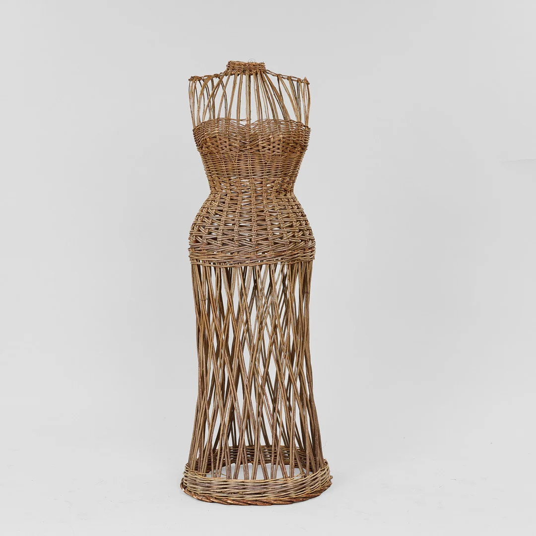Gine i fuld størrelse, fremstillet af flettet pil. H 150 cm. — Miscellaneous — Palsgaard Kunstauktioner