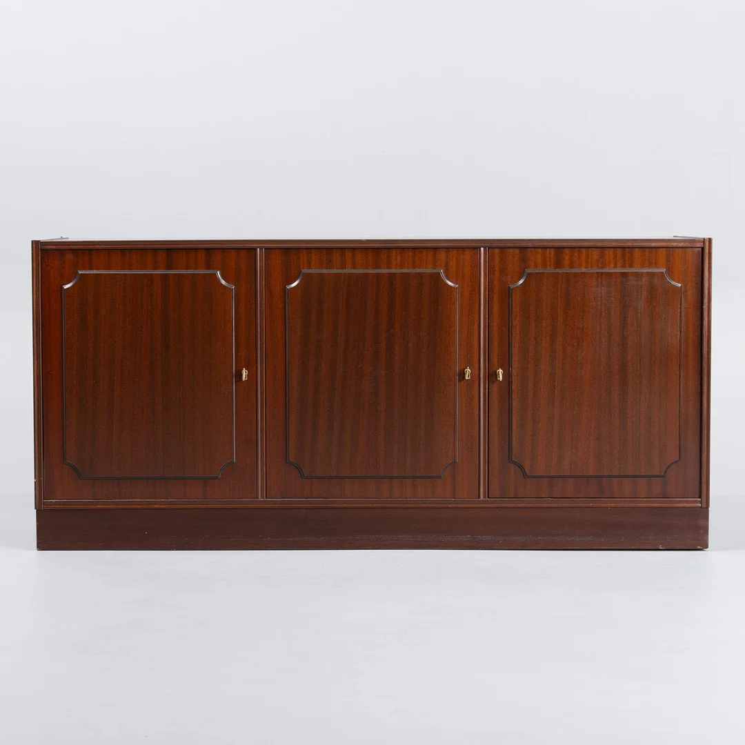 LAV SKÆNK af mahogni, front med tre låger. Danmark, sidste halvdel af 1900-tallet. — Chests of drawers — Sørensen Auktioner