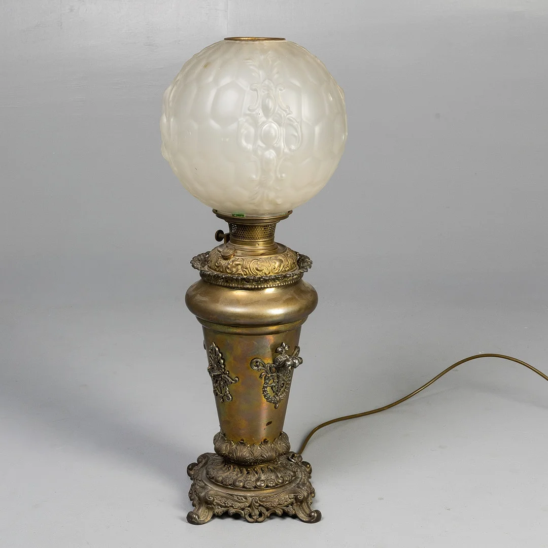 ORNATE BRASS TABLE OIL LAMP. — Floor lights — Griffin’s Auctioneers
