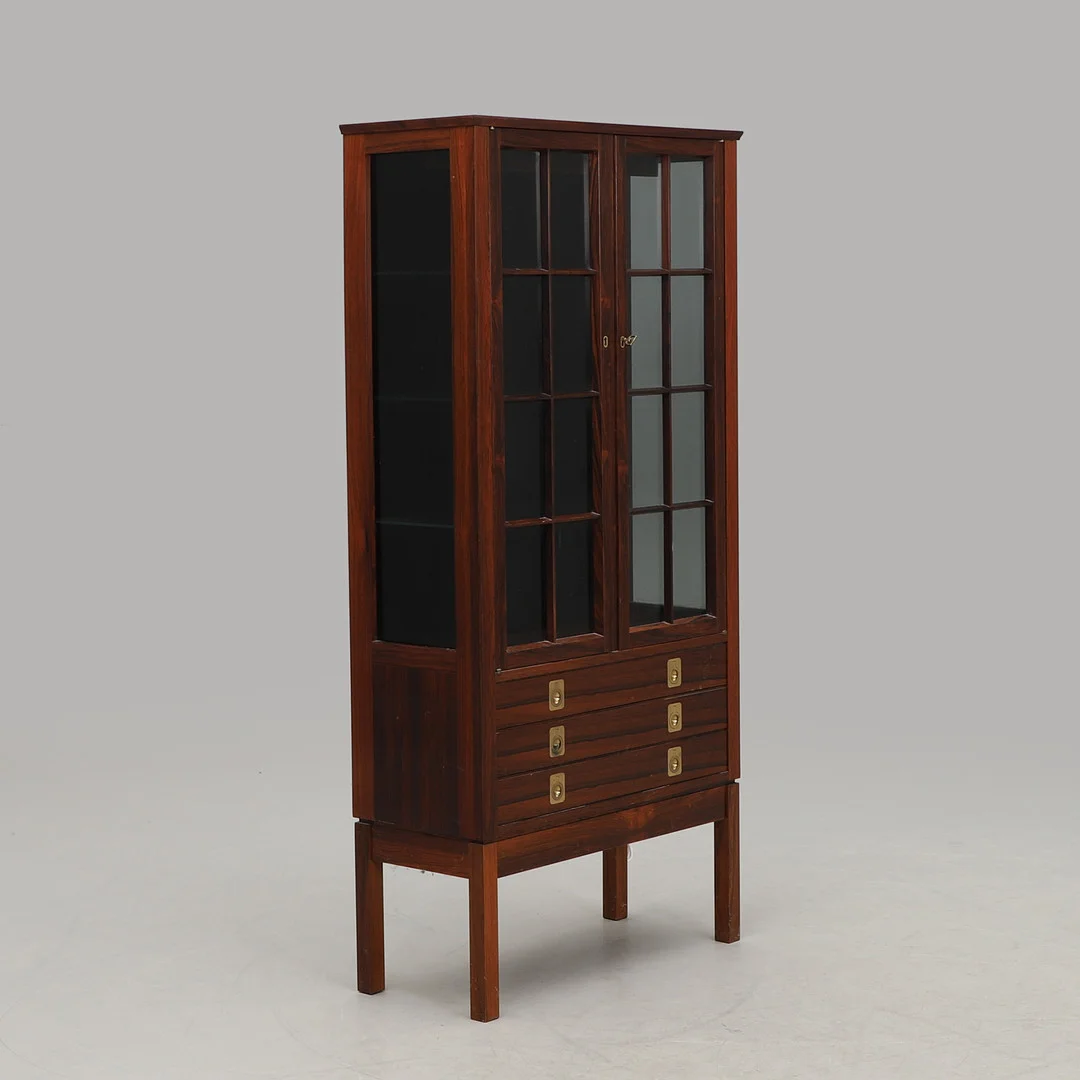 TORBJÖRN AFDAL. Vitrinskåp, "Victoria", Bruksbo, Mellemstrand, Norge. — Cupboards, Cabinets & Shelves — Crafoord Auktioner Malmö