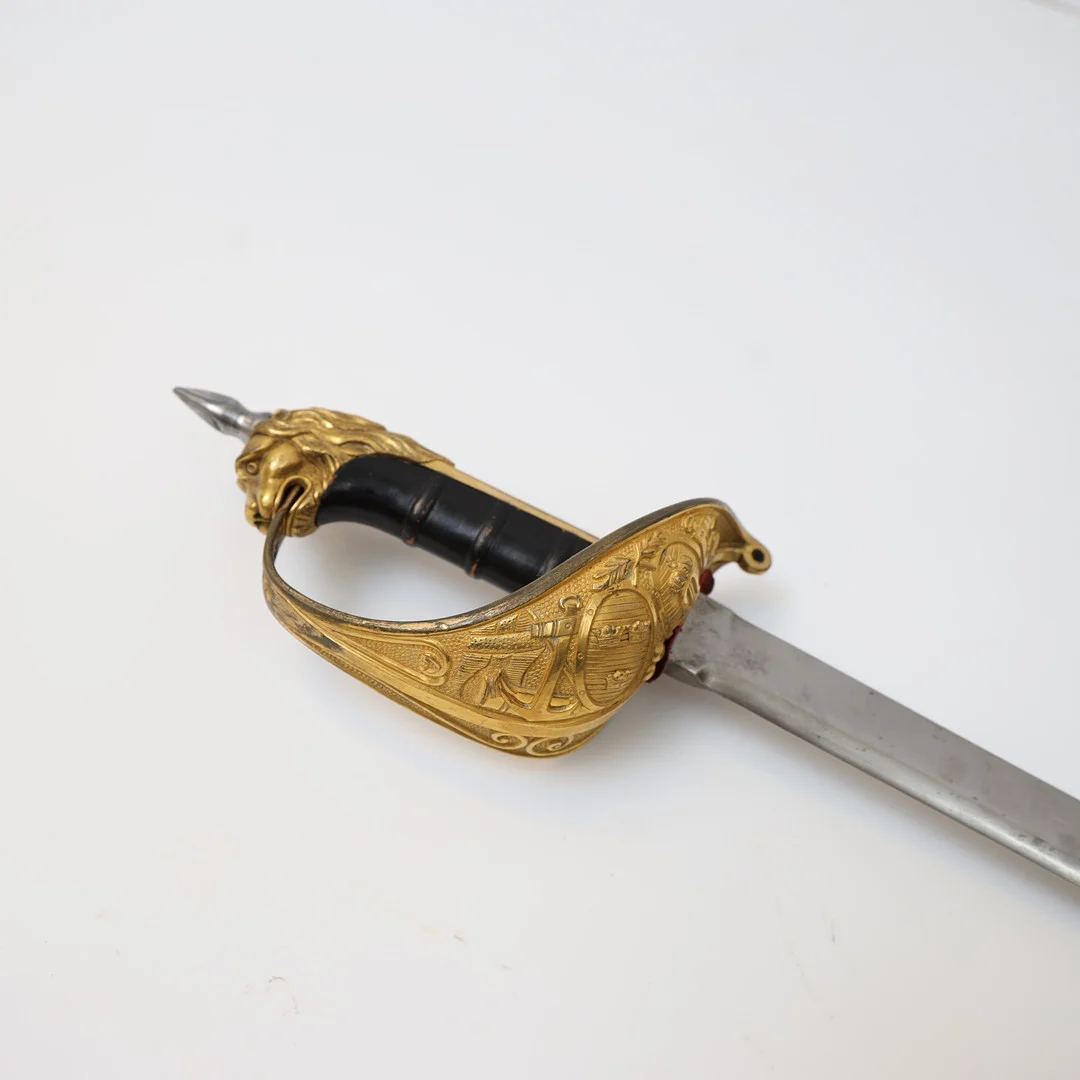 SABEL, För svensk sjöofficer, 1800-tal, handtag av mässing med dekor av lejon, klinga av stål. — Edged weapons — Falun Auktionsbyrå
