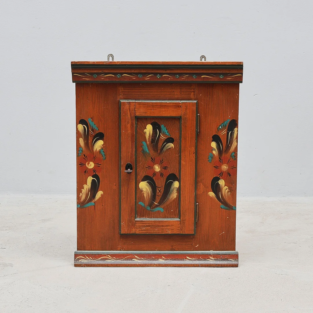 HÄNGSKÅP, allmoge, bemålat. — Cupboards, Cabinets & Shelves — Metropol Auktioner