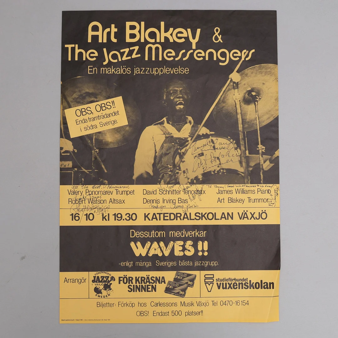 AUTOGRAFER. ART BLAKEY & THE JAZZ MESSENGERS., AMERIKANSK JAZZGRUPP SEX (6) AUTOGRAFER PÅ KONSERTAFFISCH FRÅN 1979. — Autographs & Manuscripts — Crafoord Auktioner Lund