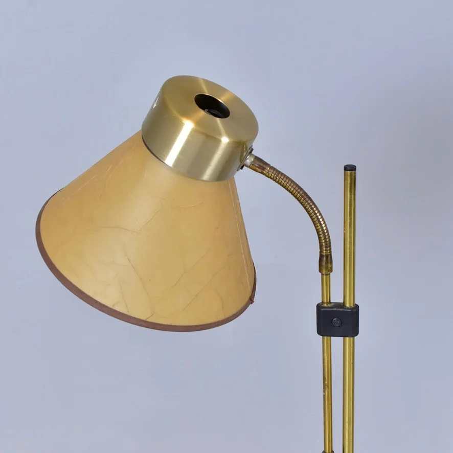 GOLVLAMPA, mässing, 1900-tal. — Floor lights — Halmstads Auktionskammare