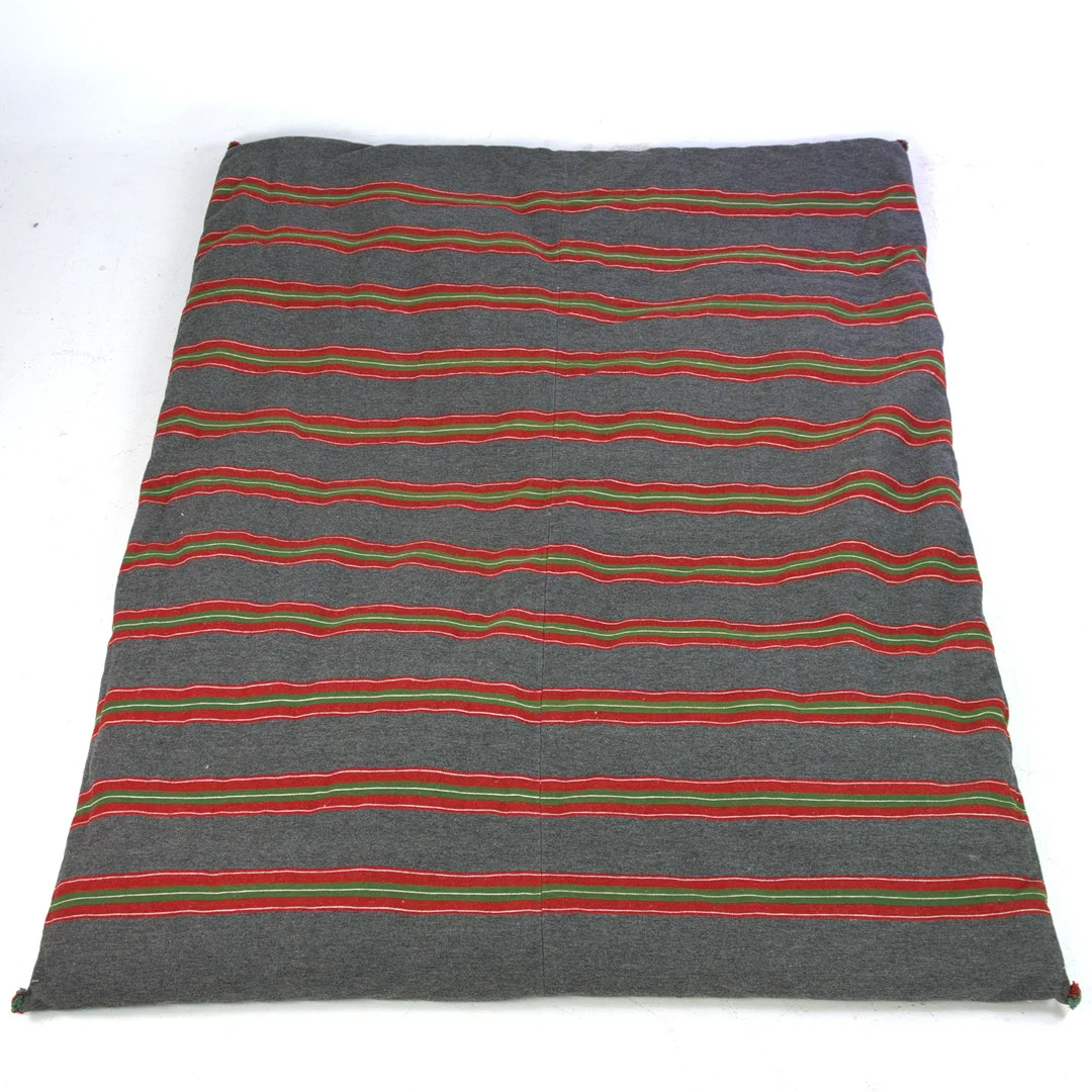 DYNEVAR, röd-grön-gul mot mörkgrå botten, ull, ca 173 x 137 cm, 1900-talets första hälft. — Other — Höganäs Auktionsverk