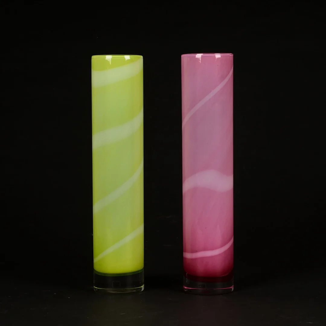 ANNA EHRNER. Vaser, 2 st, "Samoa", glas, Kosta Boda, signerade. — Art glass — Auktionsfirma Kenneth Svensson i Kalmar