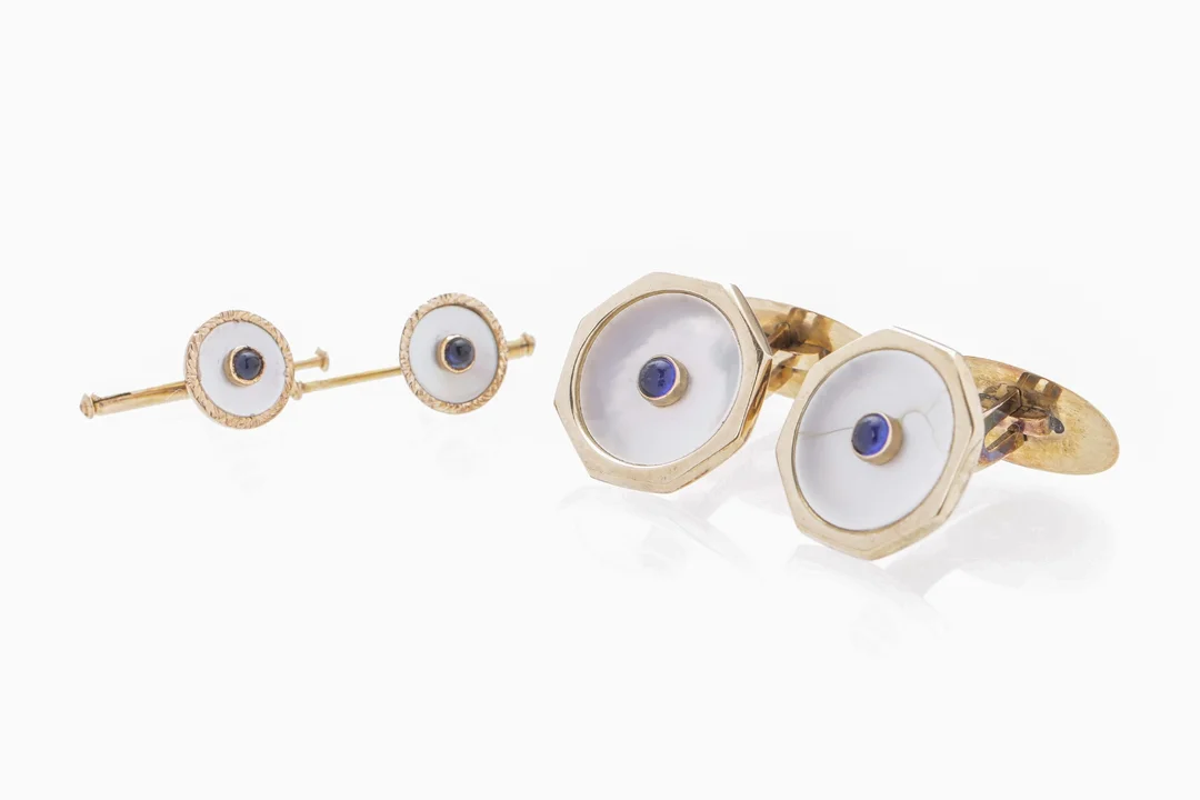 Hugo Grün a.o.: A pair of cufflinks and dress studs of 14k gold. (4) — Jewellery/Other jewellery — Lauritz