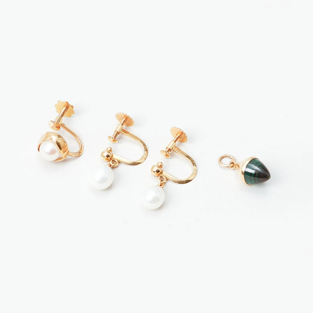 ÖRHÄNGEN, 3 st, samt HÄNGE och LÅS, 18k guld, odlade pärlor och månadssten, totalvikt ca 4,3 gram. — Earrings — Göteborgs Auktionsverk