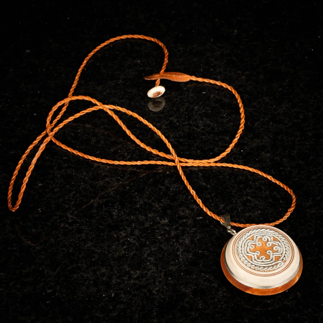 ELLA-MARGIT NUTTI & NIKKE NUTTI. Halsband, Sameslöjd, Signerad, 1900-tal. — Sami Arts & Crafts — Norrlands Auktionsverk