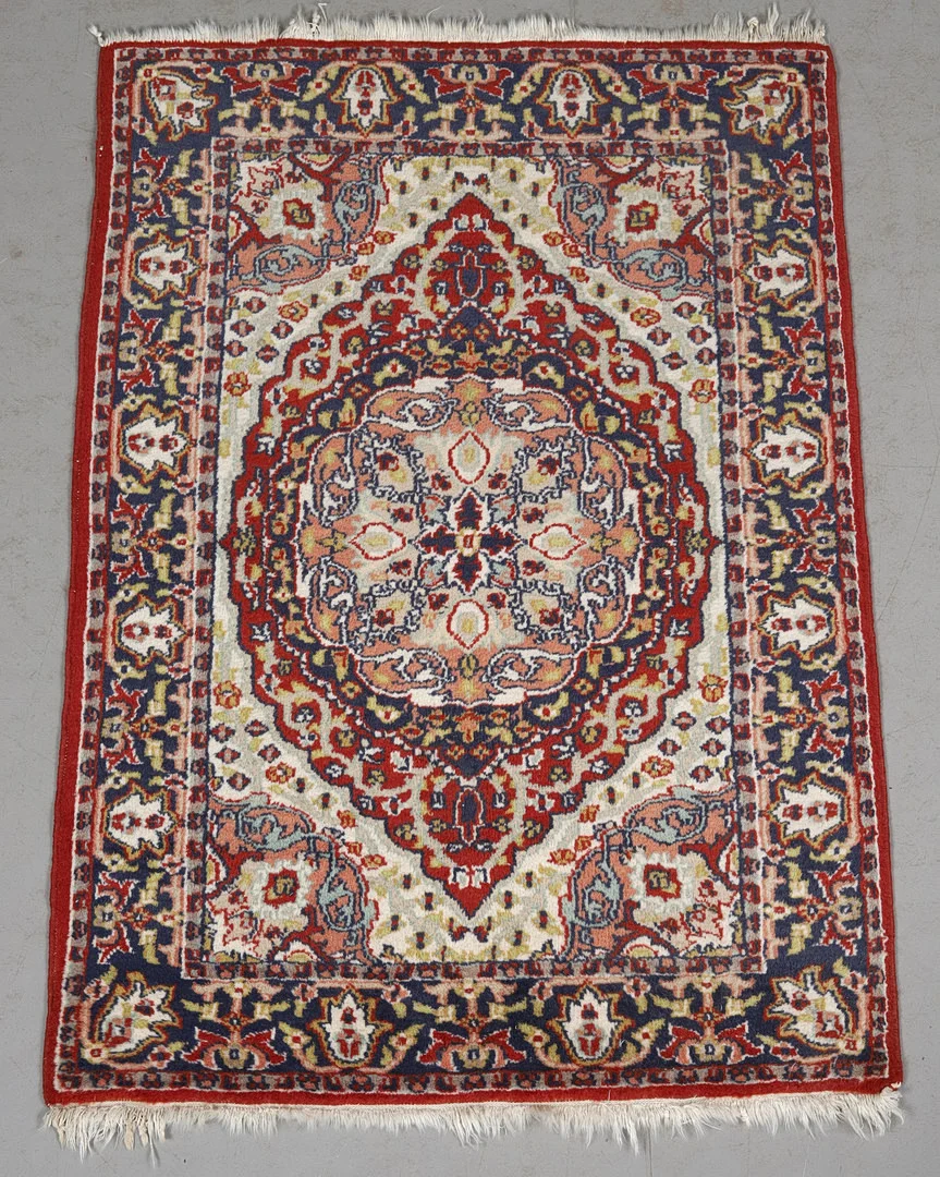 MATTA. Persisk, Isfahan, ca 63 x 91 cm. — Persian Carpets & Textiles — Örebro Stadsauktioner