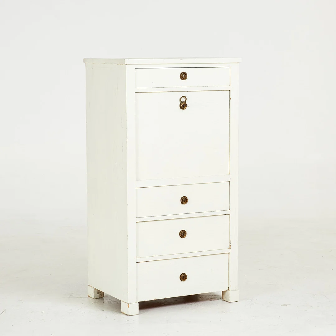 BYRÅ. 1900-talets första hälft, vitmålad, metallbeslag. — Chests of drawers — Stockholms Auktionsverk Sickla
