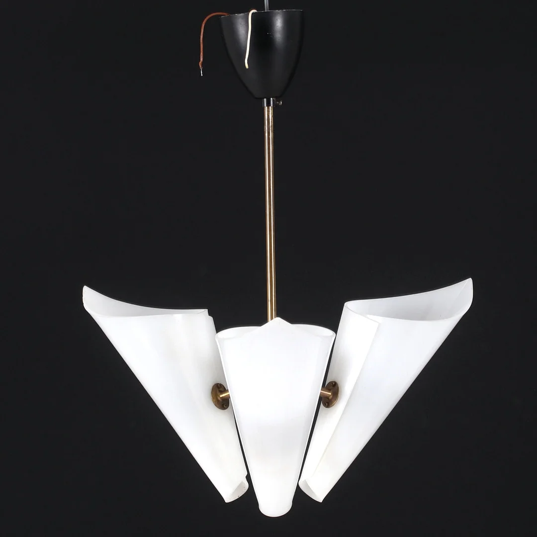 TAKLAMPA, plexi, mässing, 1960-tal. — Ceiling lights — Stadsauktion Sundsvall
