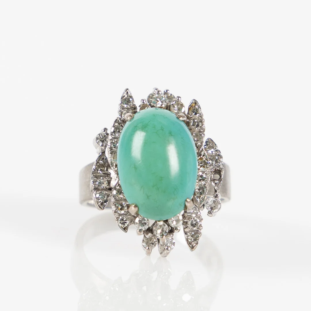 RING, 18K vitguld med cabochonslipad turkos och åttkantslipade diamanter. — Rings — Stockholms Auktionsverk Helsingborg