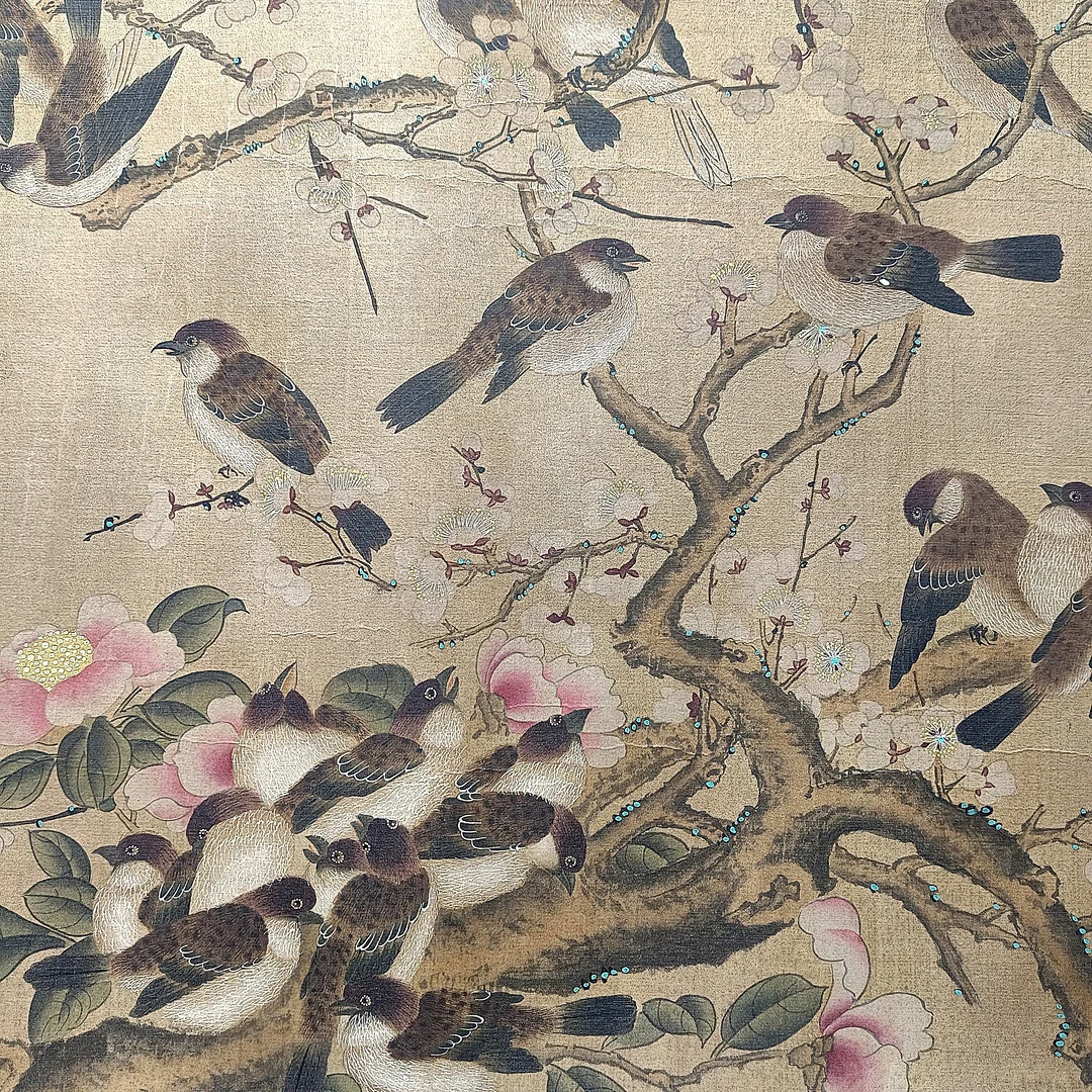 LANGES CHINESISCHES ROLLBILD - WANG WU / SPÄTE QING-DYNASTIE- „DREI FREUNDE UND HUNDERT VÖGEL“. — Scrolls — Auktionshaus Blank