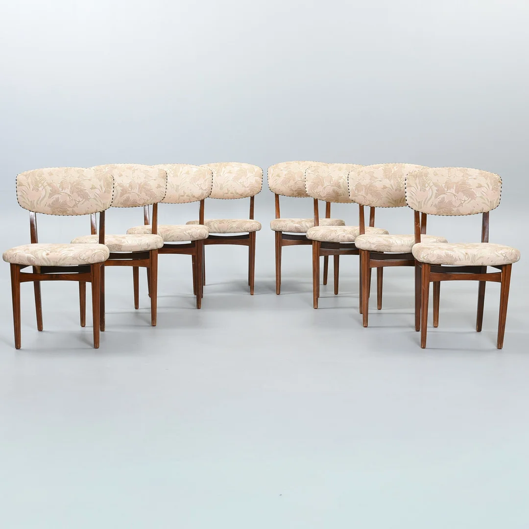 GEORG KOFOED møbelfabrik sæt af otte stole i teak. Danmark, 1950'erne (8). — Armchairs & Chairs — Sørensen Auktioner