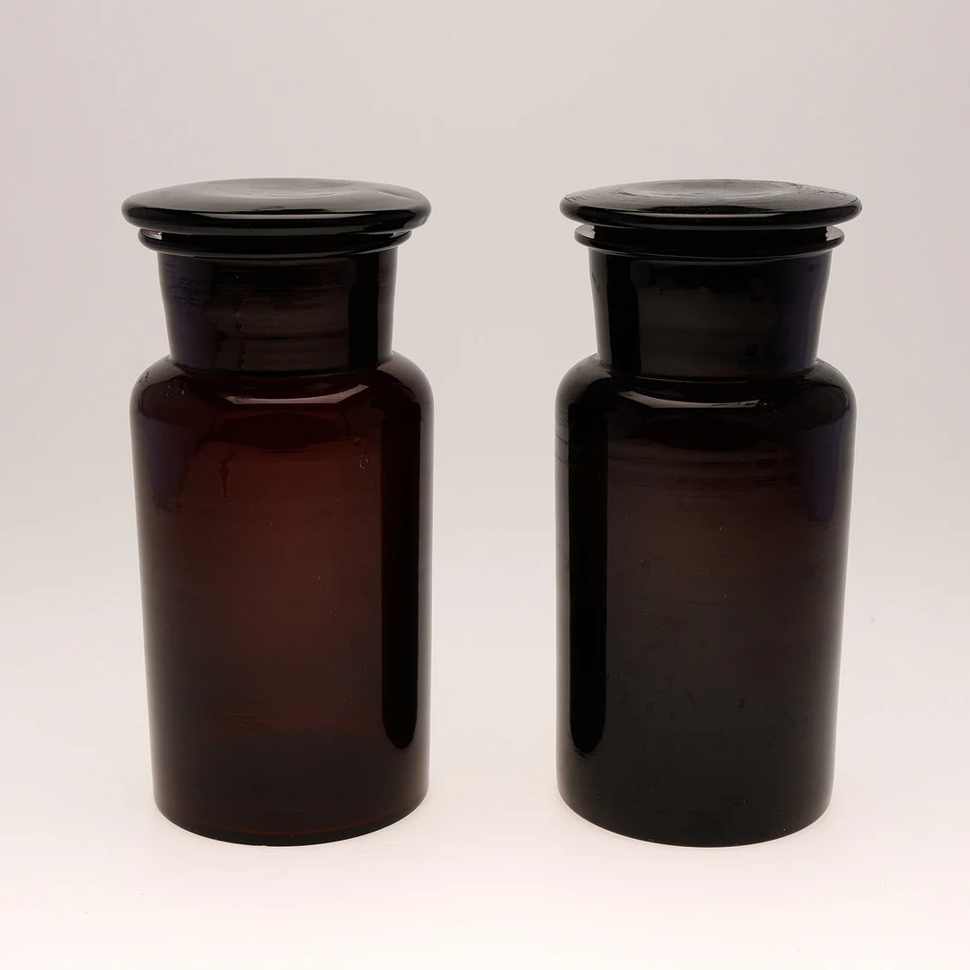 APOTEKSFLASKOR, 2 stk, brunt glas med loick. — Utility glass — Auktionsbyrån Varberg