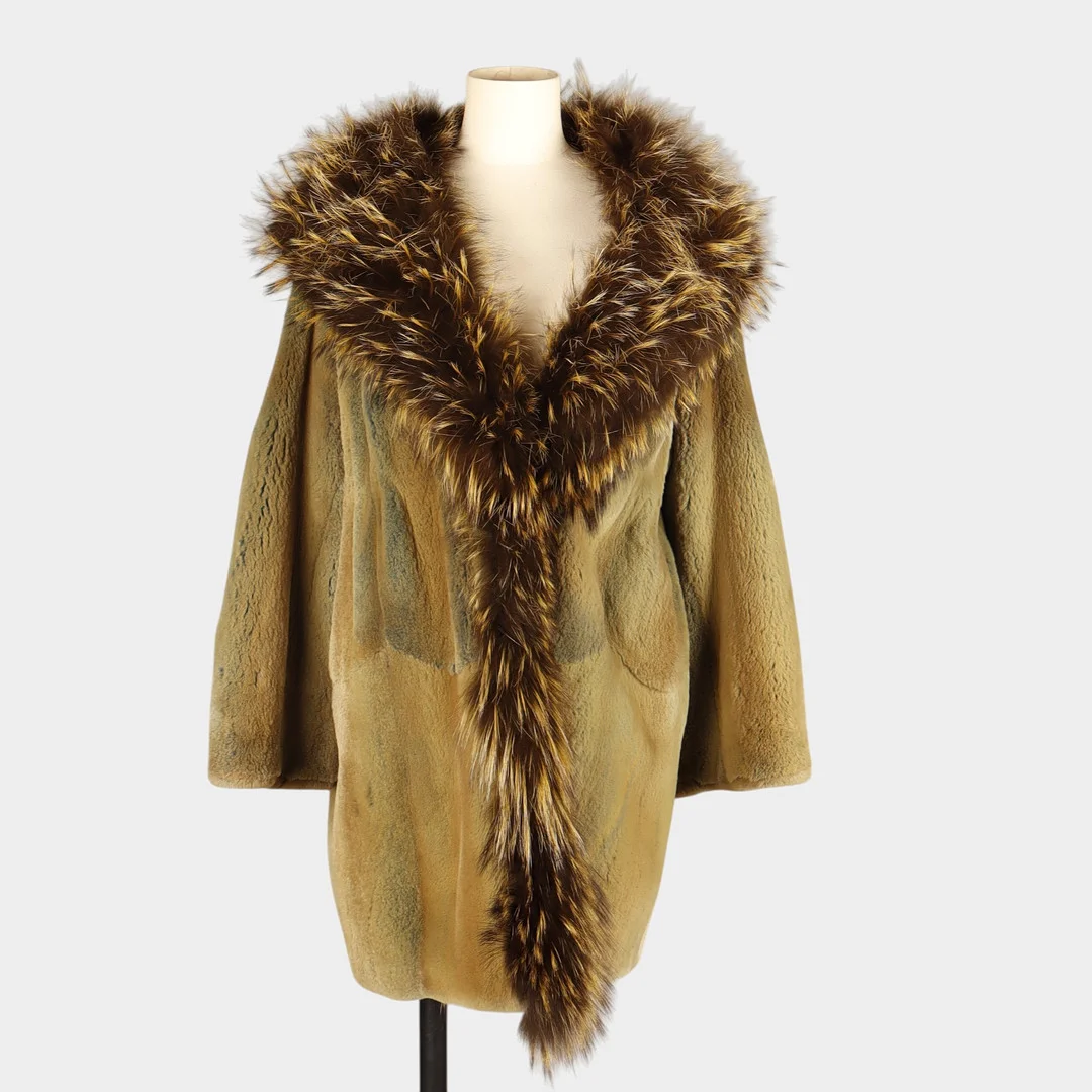 Chaqueta en piel con cuello de zorro. — Vintage & Designer Fashion — Barcelona Auctions