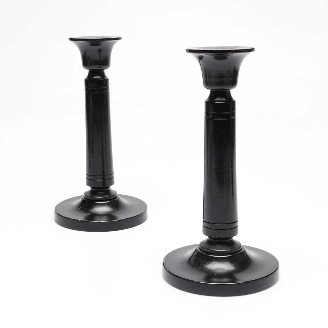 LJUSSTAKAR, ett par, trä, Liljeholmens Ljusstake nr 12, Carl Malmsten. — Candlesticks — Gomér & Andersson Linköping