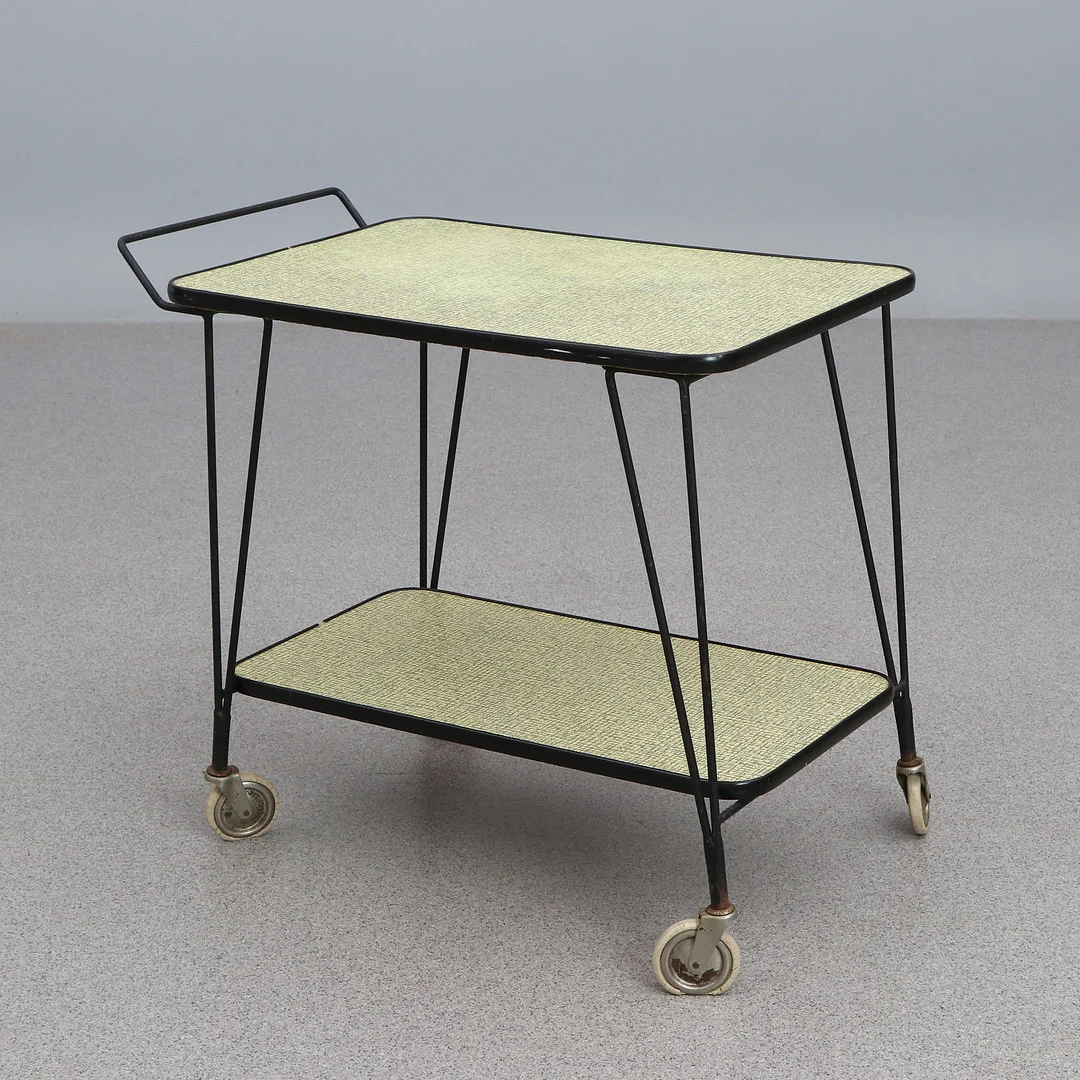 SERVERINGSVAGN. Lackerad metall med laminatskivor. 1950-tal. — Other — Skånes Auktionsverk