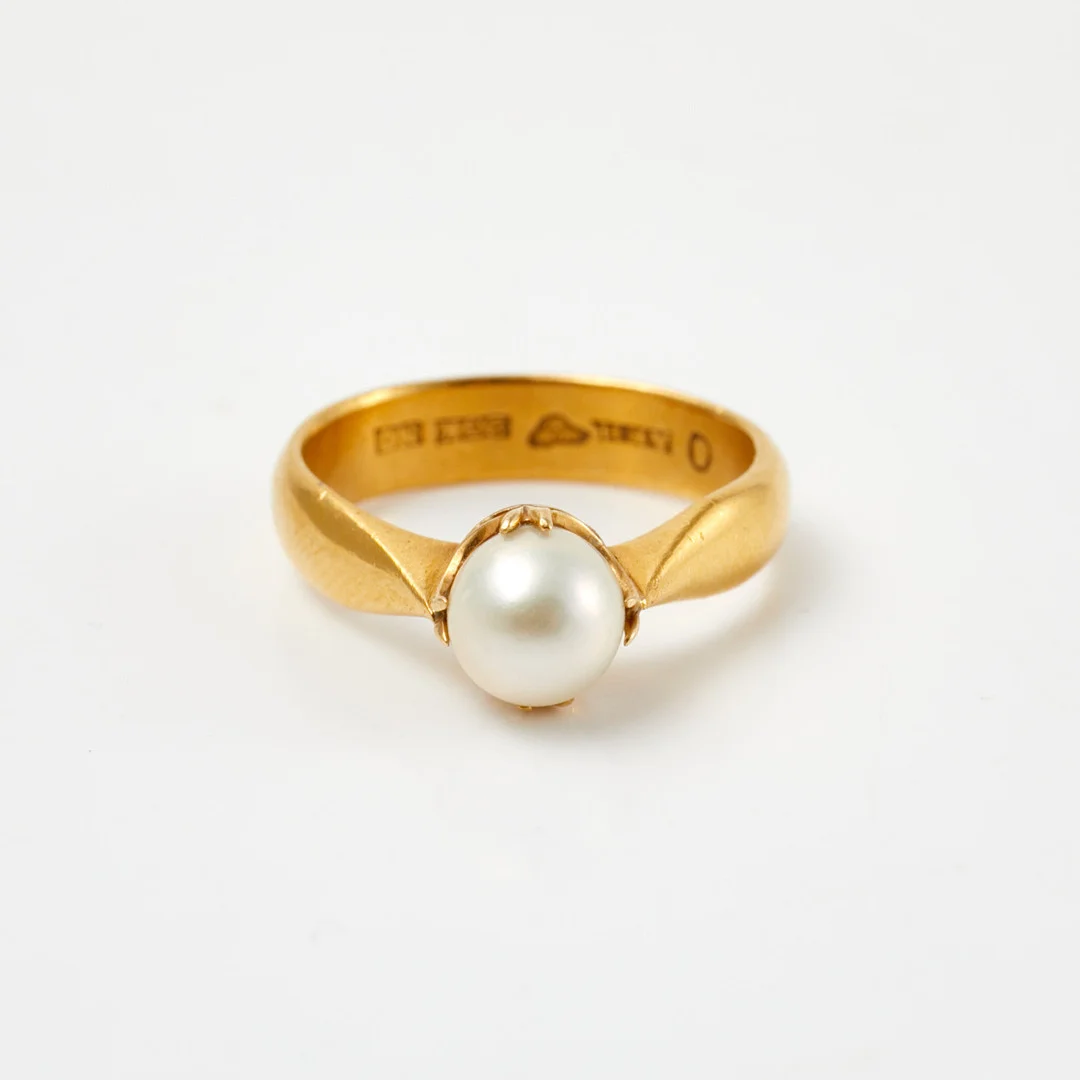 RING, 23 k guld, en odlad saltvattenspärla, Hertz Aktiebolaget Bernhard, Stockholm, 1915. — Rings — Stockholms Auktionsverk Sickla