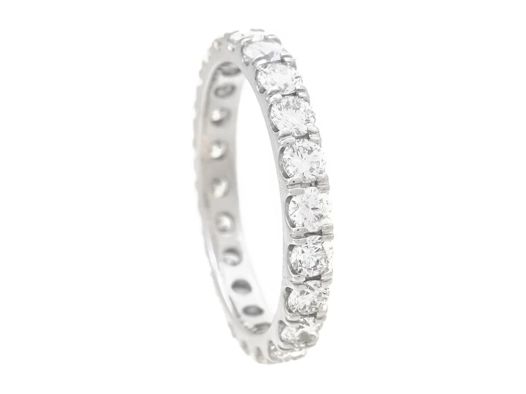 HELALLIANSRING, 18K vitguld, 22 briljantslipade diamanter ca 1,95 ctv, ca TW-W/VS, stl 17,75 mm, vikt 3,2 g, enstaka diamanter med mindre nagg på kulett. — Smycken/Alliansring — Kaplans