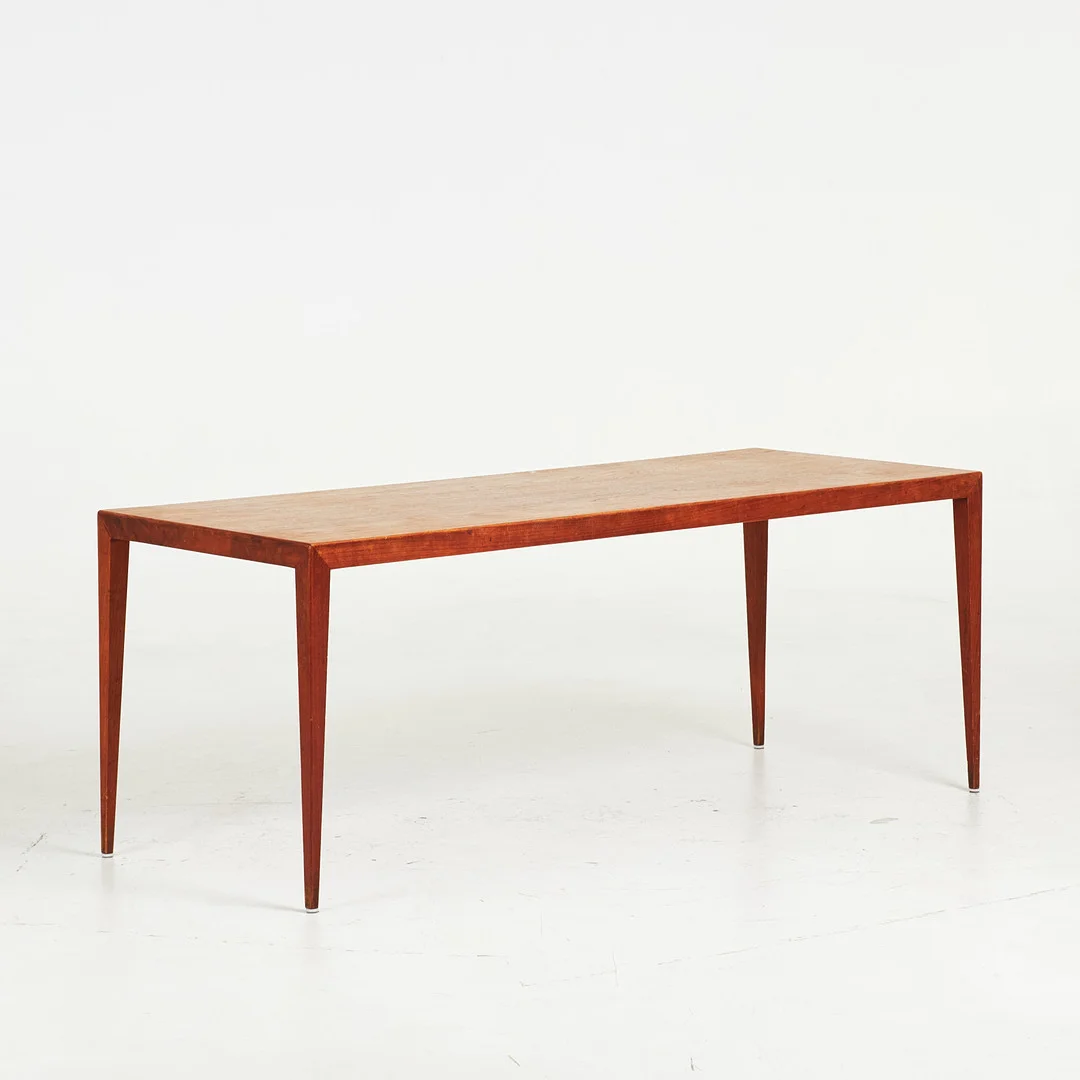 SEVERIN HANSEN. Soffbord, Haslev, Danmark, teak, brickmärkt med Tysk distributör Hans Wichers. — Coffee Tables — Stockholms Auktionsverk Sickla