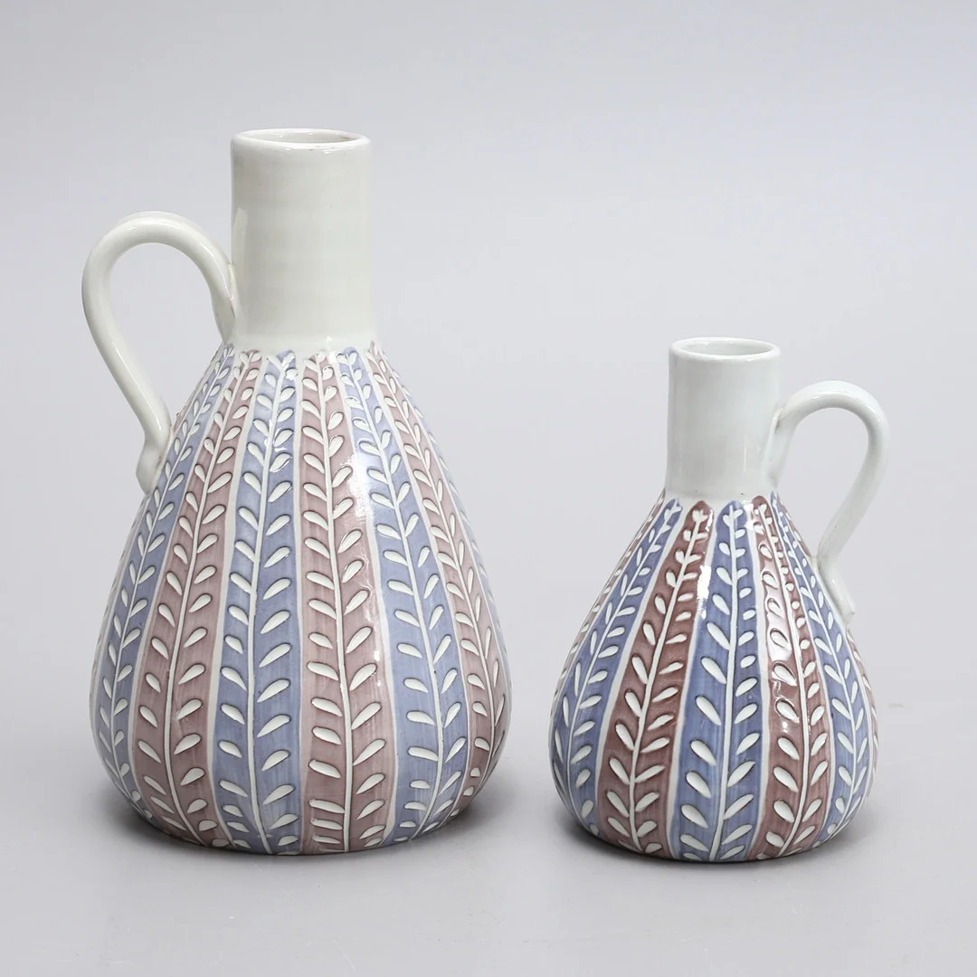 INGRID ATTERBERG. Hänkelvaser, modell 104 samt 105, Upsala-Ekeby, 1947-53. — European — Auktionshuset Thelin & Johansson