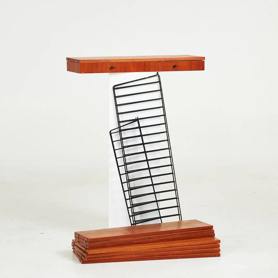 NILS & KAJSA STRINNING. Hyllsystem, 12 dlr, "String", hyllplan i teak, gavlar i svartlackerad metall, 1900-talets senare hälft. — Cupboards, Cabinets & Shelves — Stockholms Auktionsverk Sickla