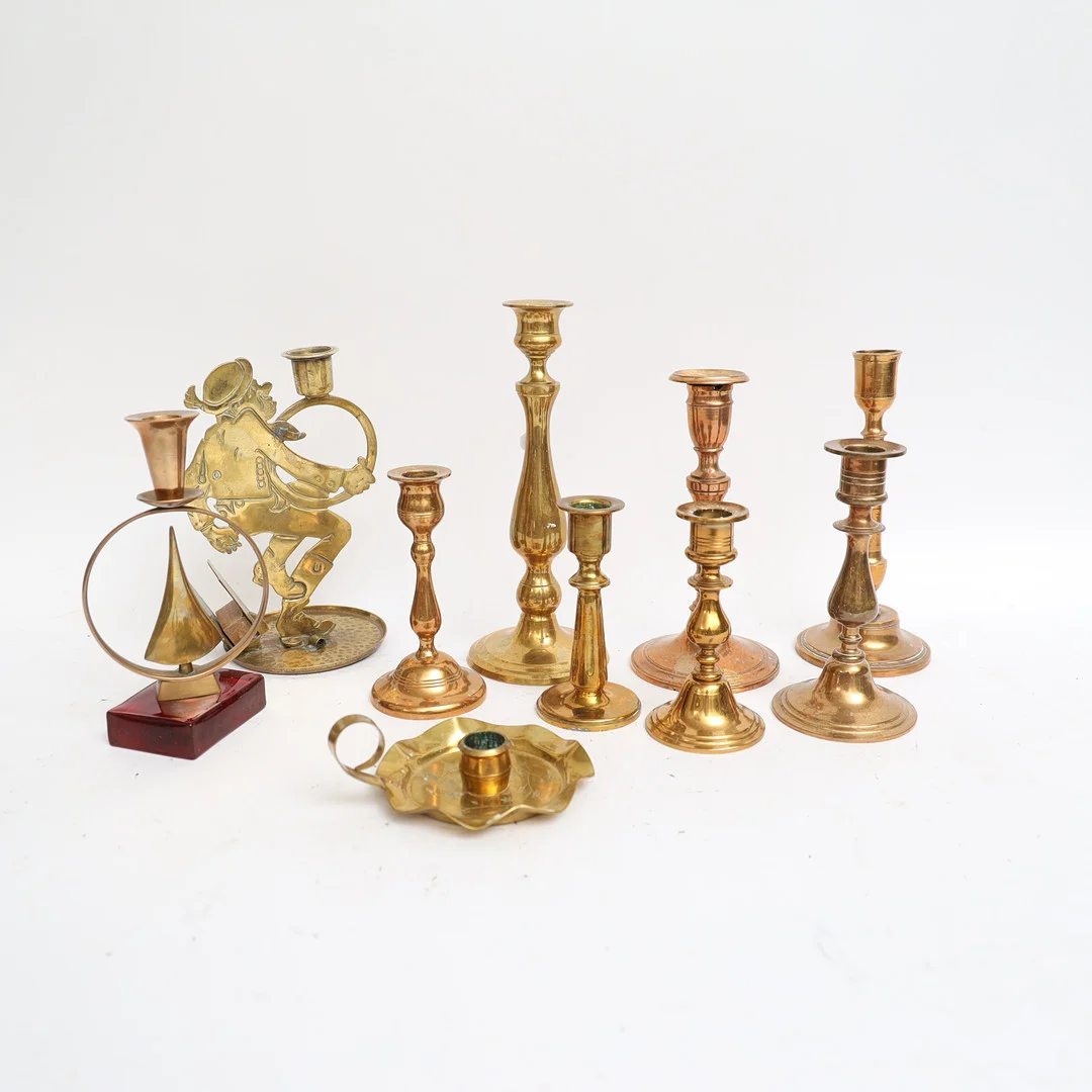 MÄSSINGSFÖREMÅL, ljusstakar, delvis 1800-tal, delvis stämplat. — Candlesticks — Falun Auktionsbyrå