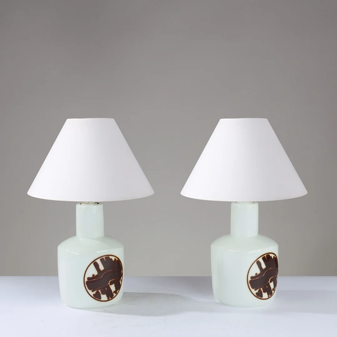 BING & GRØNDAHL: Et par bordlamper af glaseret porcelæn dekoreret med abstrakte motiver, Bing & Grøndahl, Danmark, 1970/80'erne, (2). — Table Lamps — Palsgaard Kunstauktioner