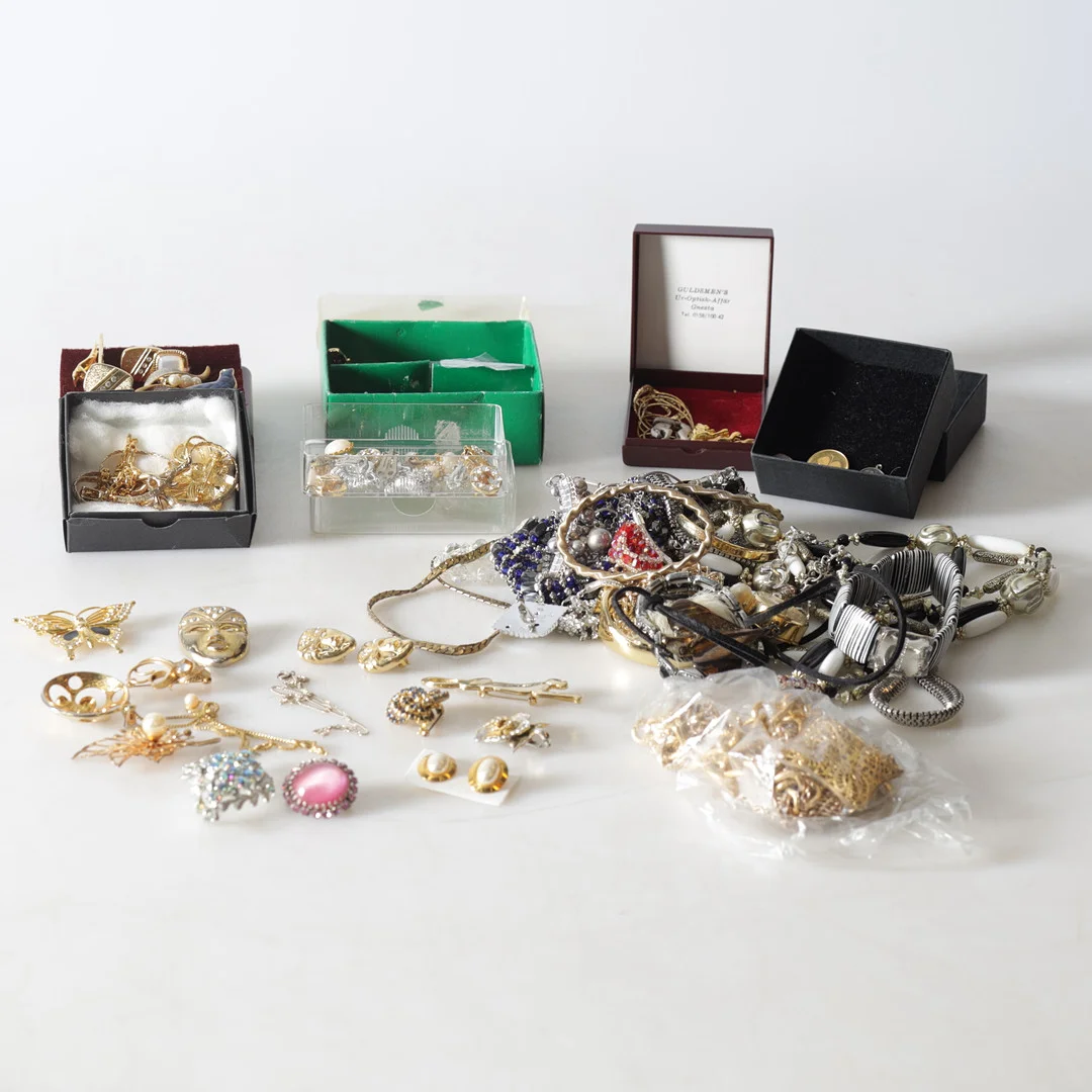 BIJOUTERIER, 1900-/2000-tal. — Costume Jewellery — Gomér & Andersson Nyköping