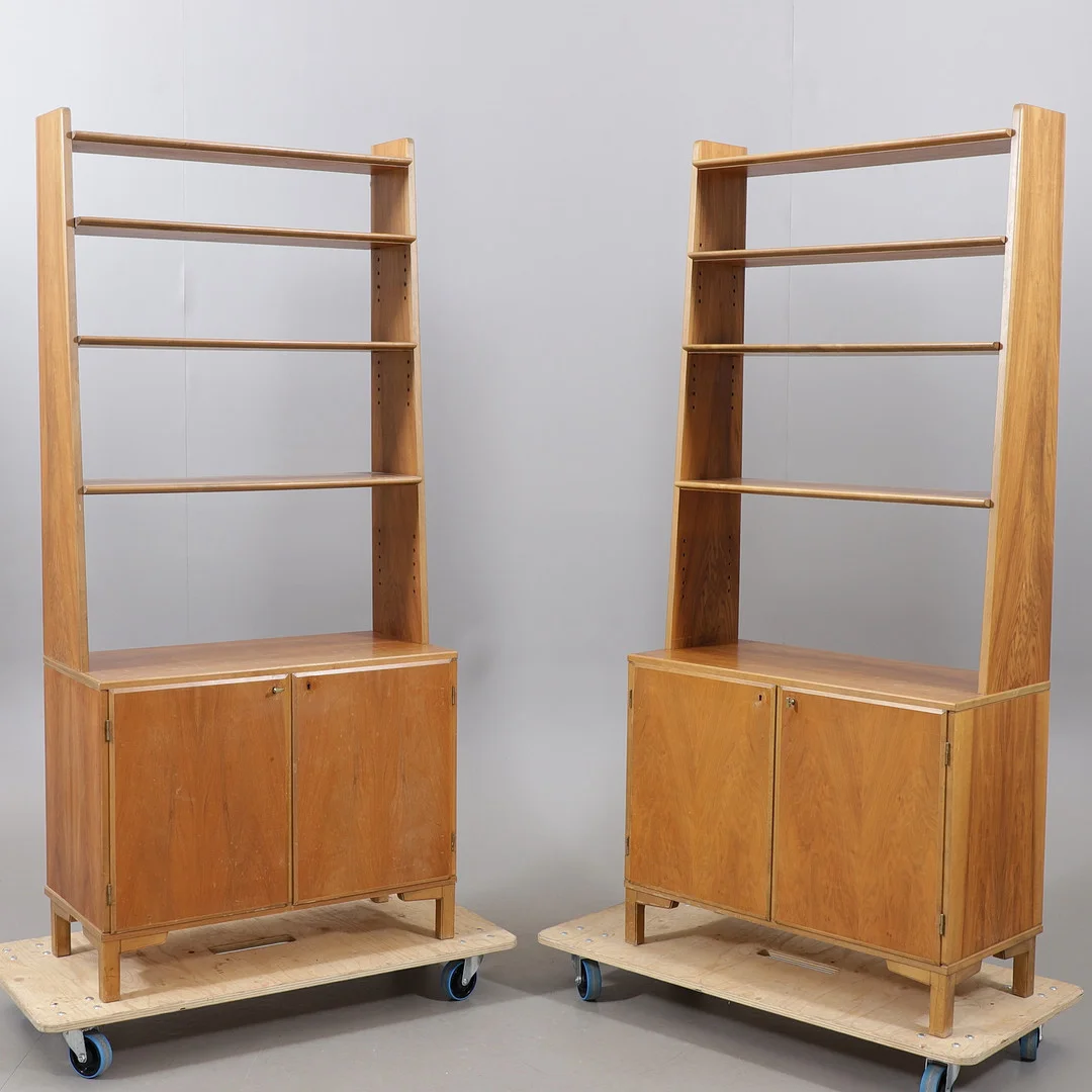 BOKHYLLOR, ett par, valnöt, 1960/70 tal. — Cupboards, Cabinets & Shelves — Växjö Auktionskammare