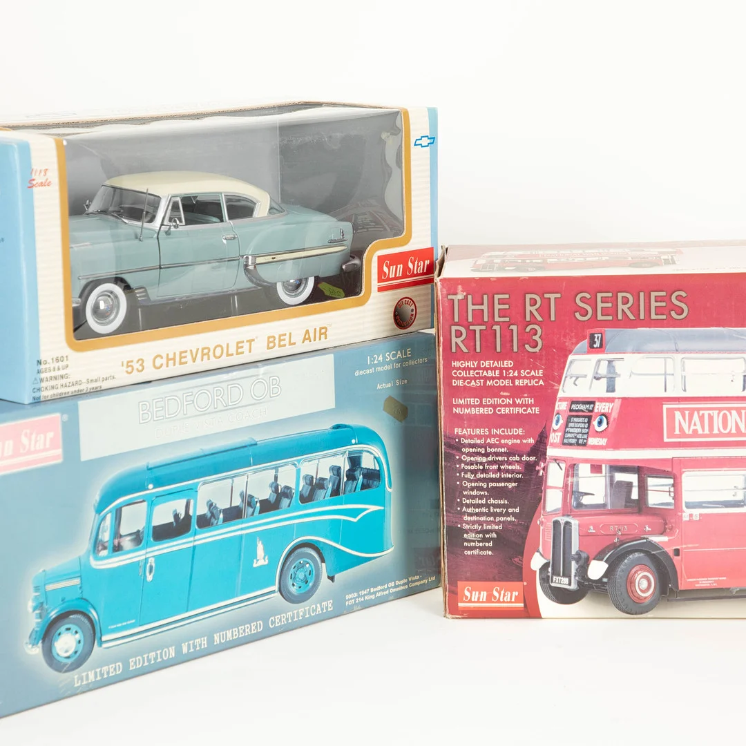 SUN STAR. Doppeldeckerbus, Series RT 113, Bedford OB 1:24, Chevrolet Bel Air 53 (3). — Model cars — Stockholms Auktionsverk Hamburg
