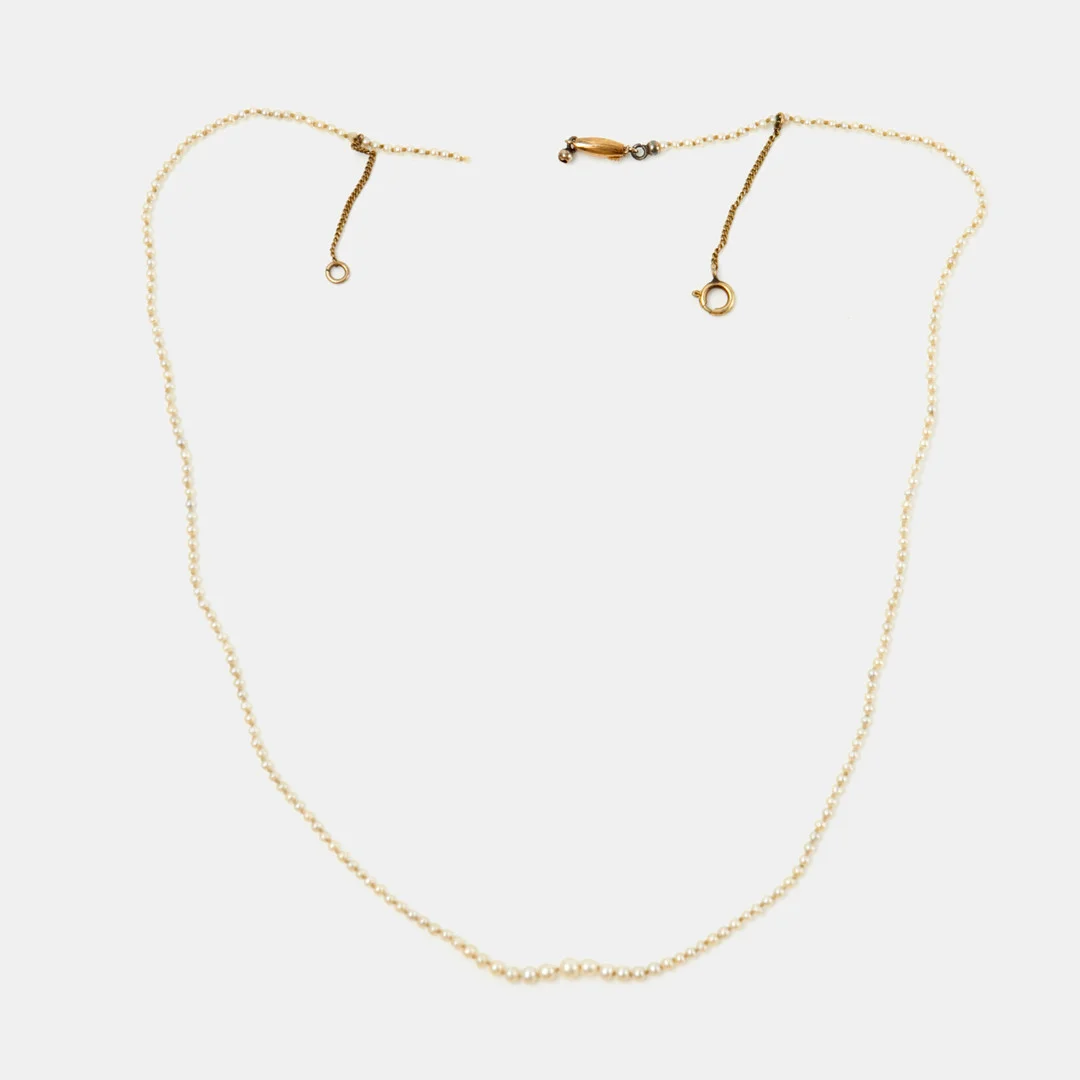 PÄRLCOLLIER, doserat, orientaliska pärlor, ca 1,6-3,4 mm, lås i 18 k guld. — Necklace — Stockholms Auktionsverk Sickla