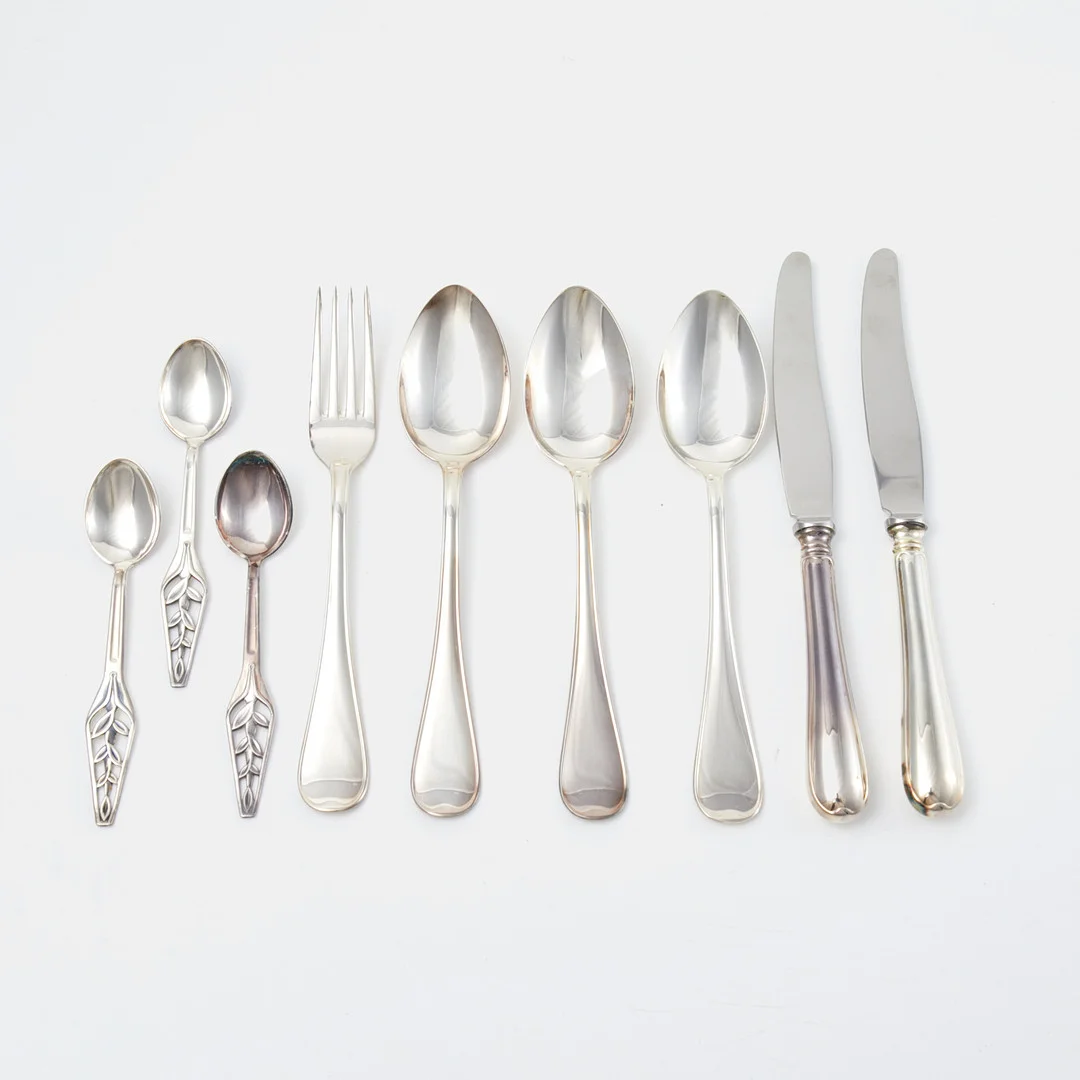 SILVERBESTICK, 9 dlr, gafflar, kaffeskedar, knivar mfl. modell Svensk rund samt Silvia, GAB. — Silver — Stockholms Auktionsverk Sickla
