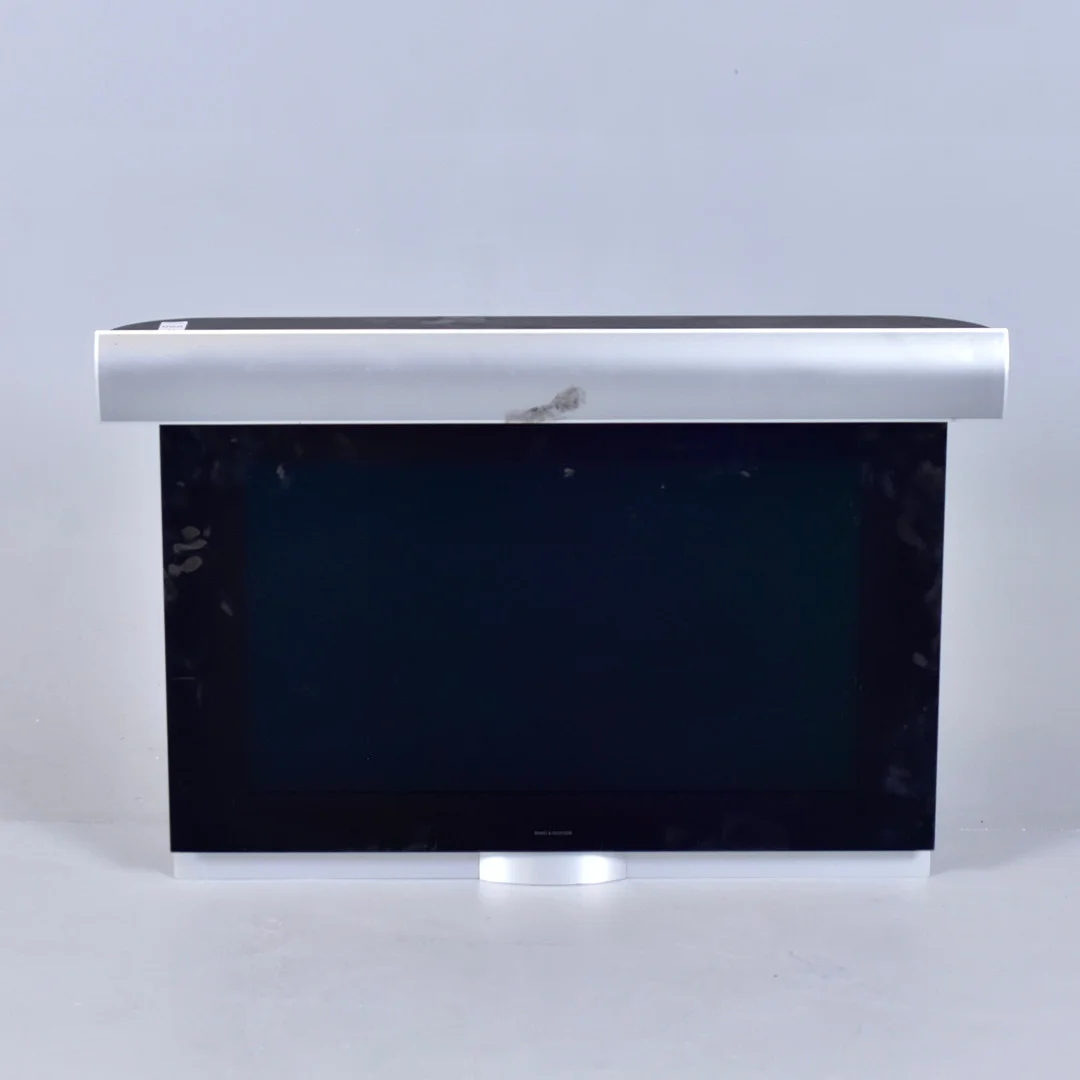 Bang & Olufsen Beovison 7 32" LCD-TV samt Bang & Olufsen BeoLab 7.1 Aktiv högtalare. — Modern consumer electronics — Halmstads Auktionskammare