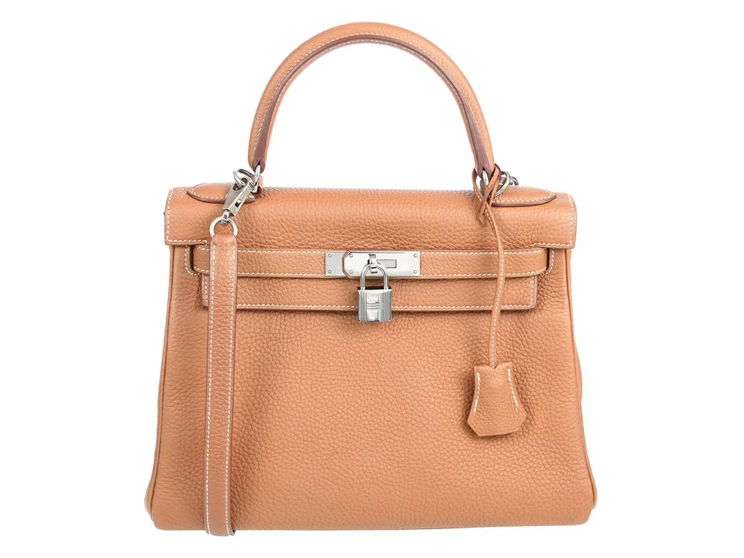 HERMÈS, VÄSKA, Kelly 28 Retourne, brunt Togo läder, silverfärgade beslag, 28x21x10 cm, slitage på årsstämpel, år ca 1997-2014, nycklar och hänglås märkta 32 och 0183, år 2013, avtagbar axelrem, care booklet, regnskydd, dustbag, originalkartong. Very Good Condition. — Accessoarer/Väskor — Kaplans