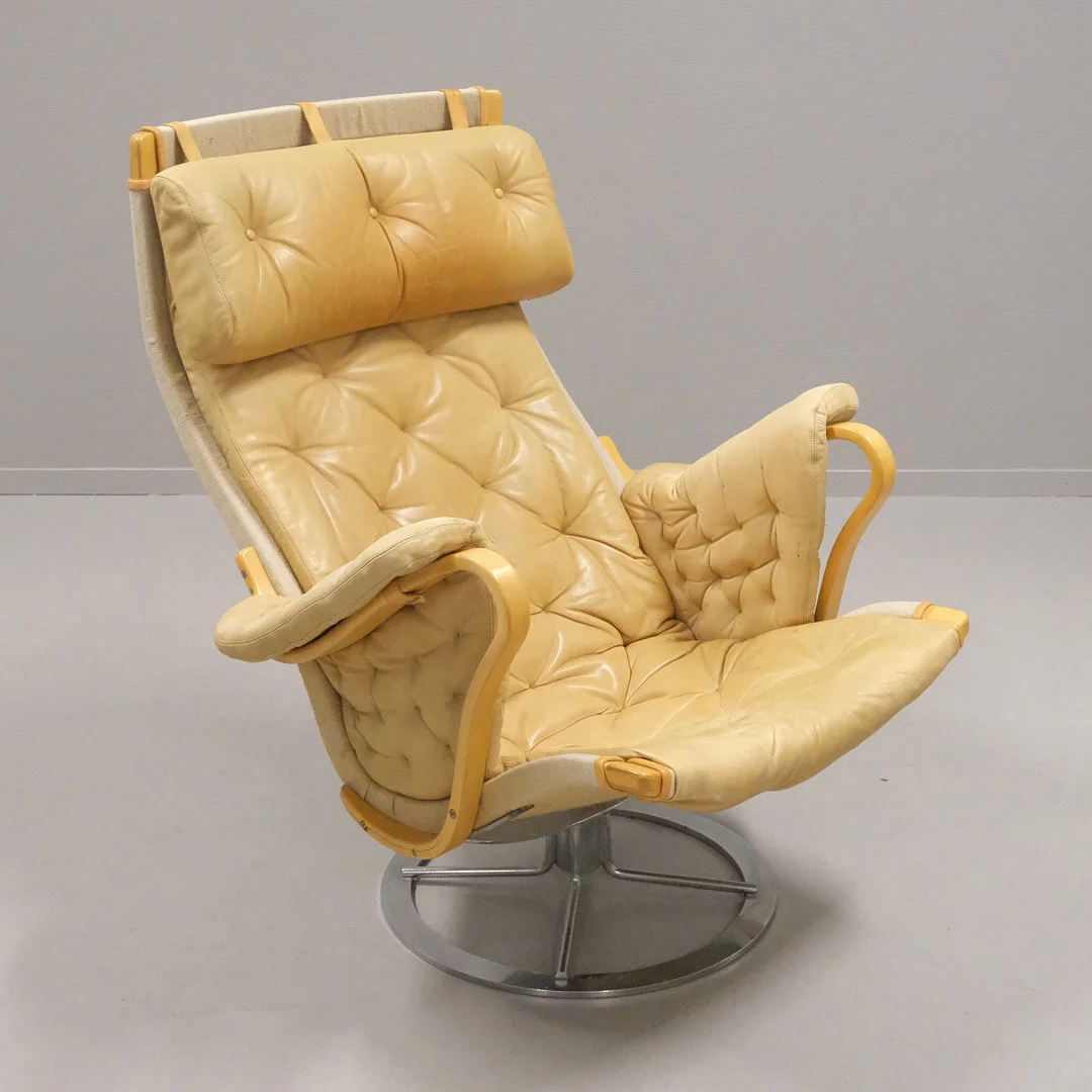 BRUNO MATHSSON. SNURRFÅTÖLJ, "PERNILLA". — Armchairs & Chairs — Björnssons Auktionskammare