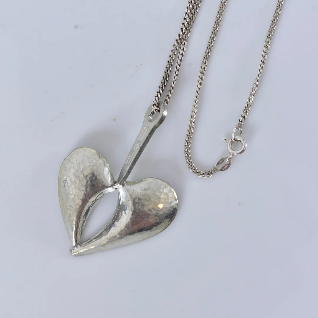 HÄNGE SAMT KEDJA, Nordisk Kokusai AB, Sundbyberg 1976, silver. — Brooches & Pendants — Halmstads Auktionskammare