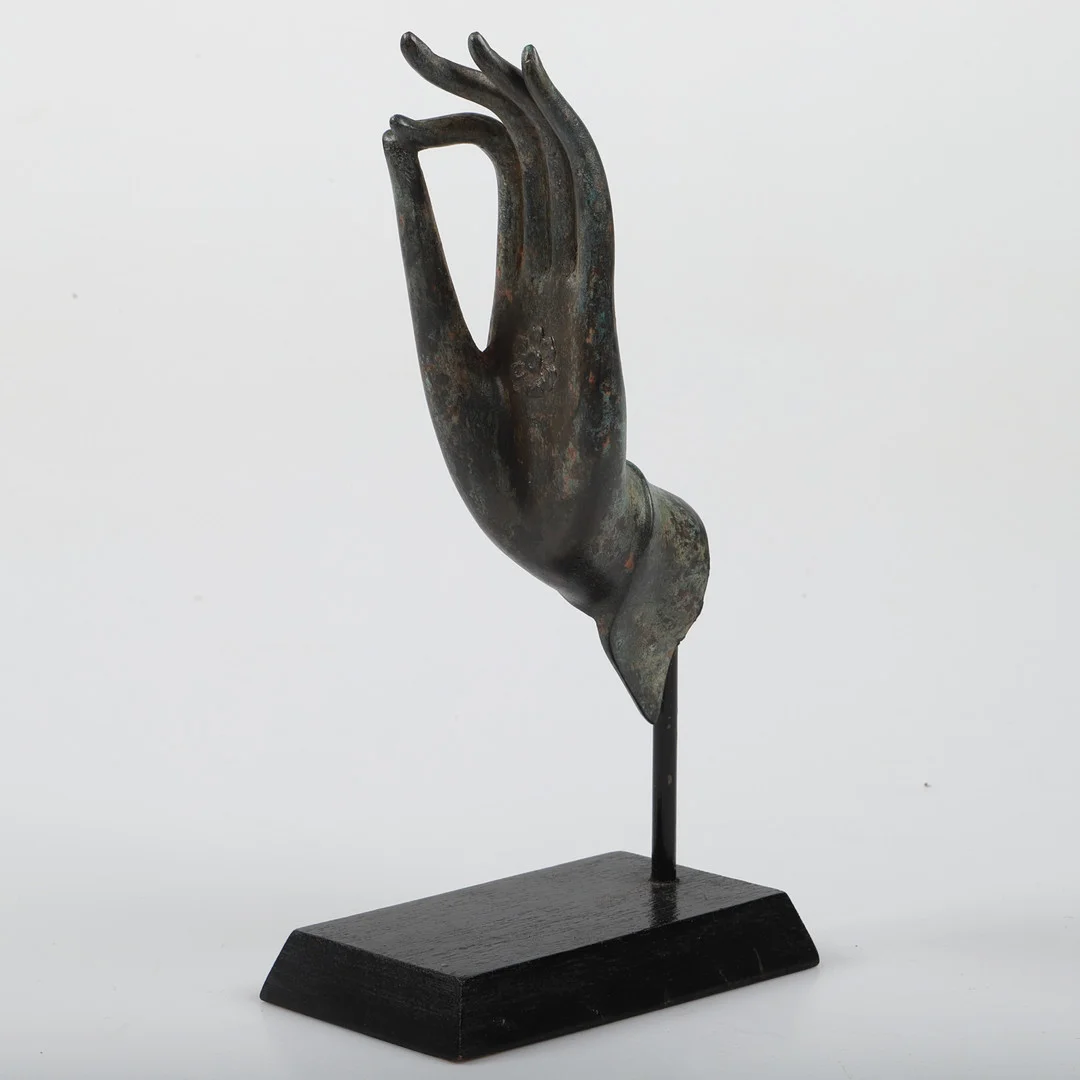 SKULPTUR, hand, metall med träsockel, Asien. — Sculptures & Bronzes — Helsingborgs Auktionskammare