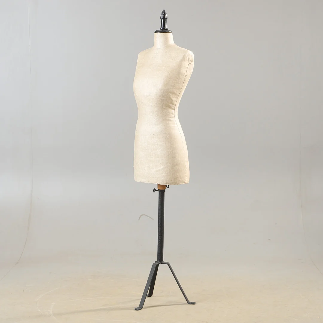 PROVDOCKA, textil och metall, 1900-talets mitt. — Miscellaneous — Helsingborgs Auktionskammare