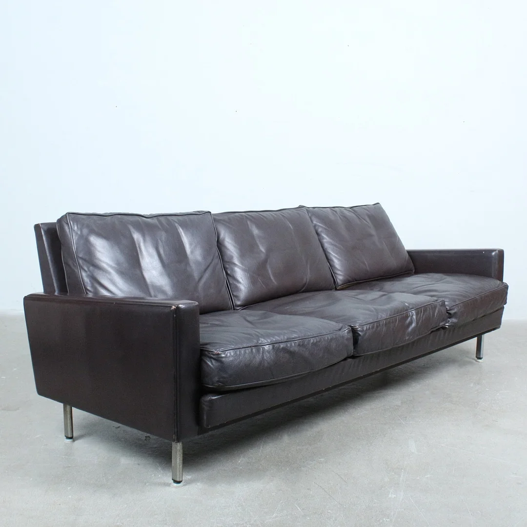 GEORGE NELSON. Herman Miller, Dreistizer/Ledersofa Modell 'Loose Cushion'. 1960er. — Sofas & Seatings — Stockholms Auktionsverk Düsseldorf/Neuss