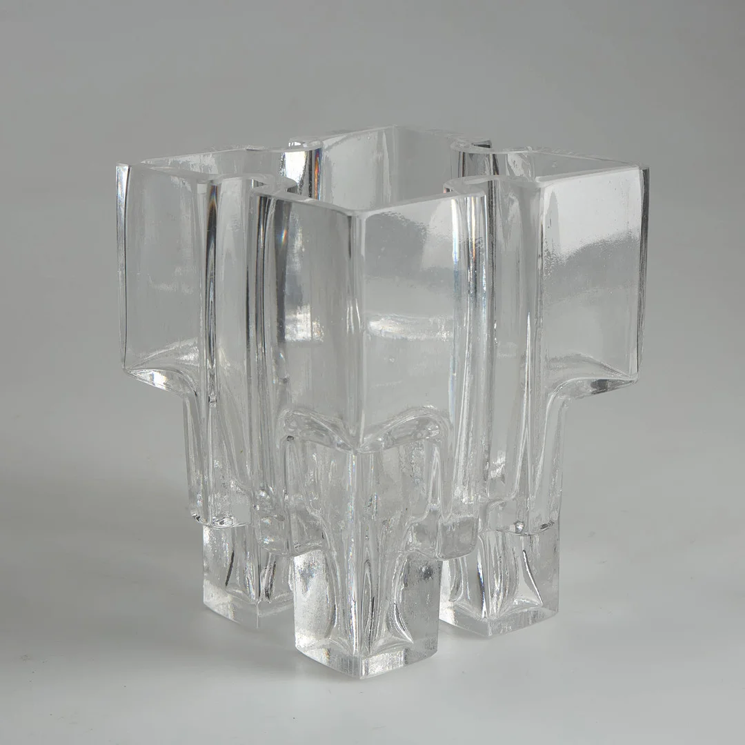 HELENA TYNELL. VAS, modell 6608, "Paalutalo" , signerad Helena Tynell Riihimäen Lasi. — Art glass — Stockholms Auktionsverk Helsinki