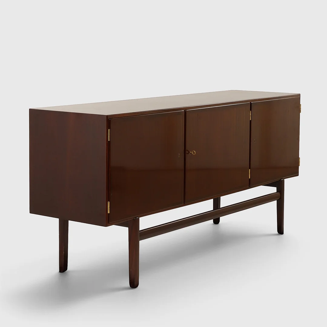 OLE WANSCHER. P. Jeppesen. 'Rungstedlund'. Skænk af mahogni. — Cupboards, Cabinets & Shelves — Palsgaard Kunstauktioner